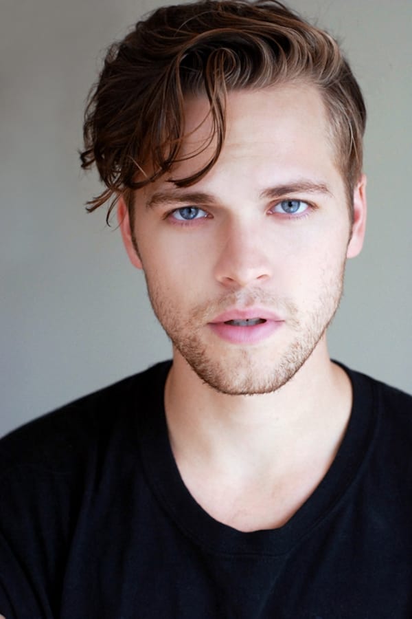 Фото  (Alexander Calvert)