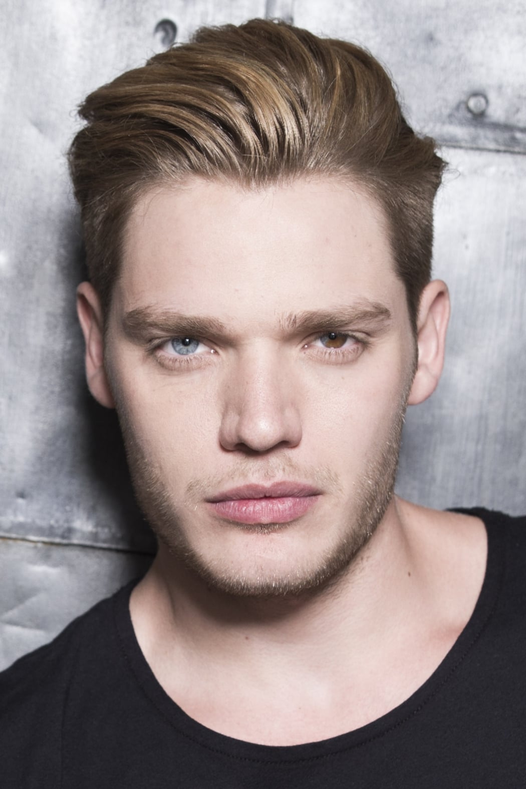 Фото  (Dominic Sherwood)