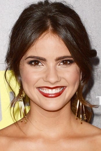 Фото Шеллі Хенніг (Shelley Hennig)