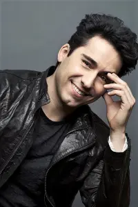 Фото  (John Lloyd Young)