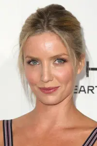 Фото Аннабель Уолліс (Annabelle Wallis)