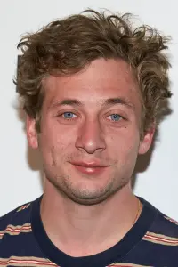 Фото Джеремі Аллен Уайт (Jeremy Allen White)