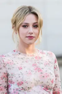 Фото Лілі Рейнхарт (Lili Reinhart)