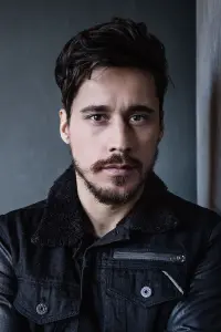 Фото  (Peter Gadiot)