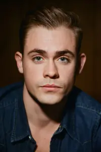 Фото Дакр Монтгомері (Dacre Montgomery)