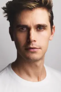 Фото  (Antoni Porowski)