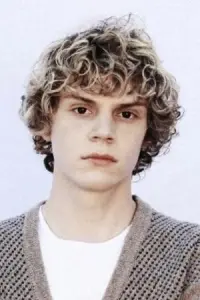 Фото Еван Пітерс (Evan Peters)