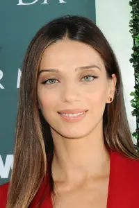 Фото Анжела Сарафян (Angela Sarafyan)