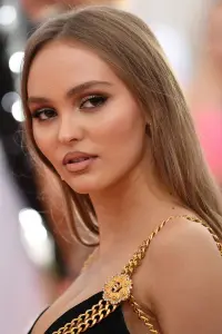 Фото  (Lily-Rose Depp)