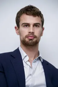 Фото  (Theo James)