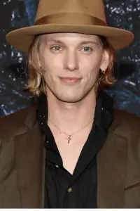 Фото Джеймі Кемпбелл Бауер (Jamie Campbell Bower)