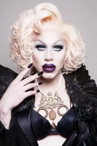 Фото  (Sharon Needles)