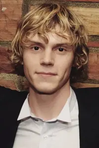 Фото Еван Пітерс (Evan Peters)