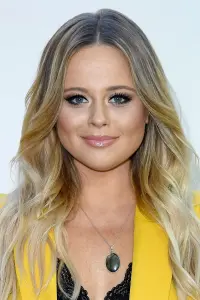 Фото Емілі Атак (Emily Atack)