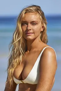 Фото  (Camille Kostek)