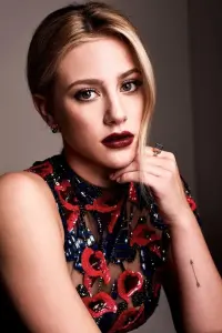 Фото Лілі Рейнхарт (Lili Reinhart)