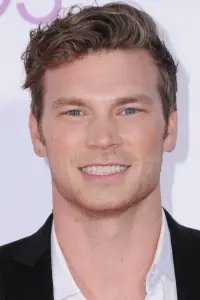 Фото  (Derek Theler)