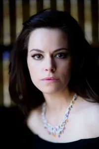 Фото Емілі Гемпшир (Emily Hampshire)