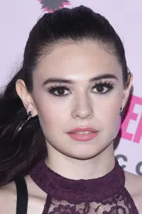 Фото  (Nicole Maines)