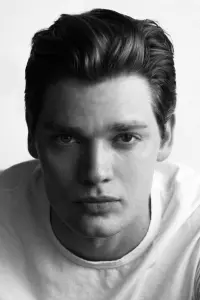 Фото  (Dominic Sherwood)