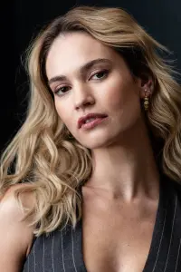 Фото Лілі Джеймс (Lily James)