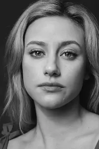 Фото Лілі Рейнхарт (Lili Reinhart)