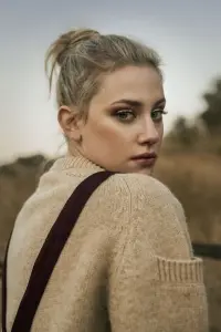 Фото Лілі Рейнхарт (Lili Reinhart)