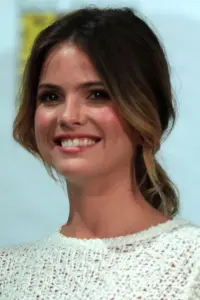 Фото Шеллі Хенніг (Shelley Hennig)