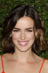 Фото  (Elizabeth Henstridge)