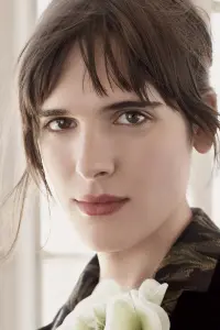 Фото Харі Неф (Hari Nef)