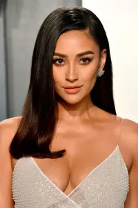 Фото  (Shay Mitchell)