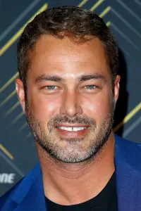 Фото  (Taylor Kinney)