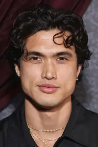 Фото  (Charles Melton)