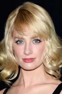 Фото  (Beth Behrs)