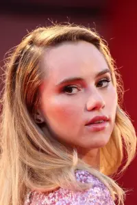 Фото Сьюкі Вотерхаус (Suki Waterhouse)