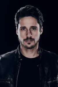 Фото  (Peter Gadiot)