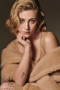 Фото Лілі Рейнхарт (Lili Reinhart)