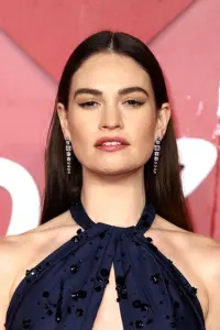 Фото Лілі Джеймс (Lily James)