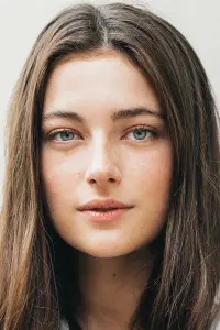 Фото Міллі Брейді (Millie Brady)