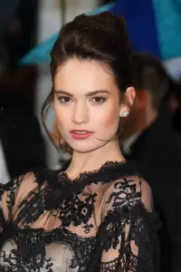 Фото Лілі Джеймс (Lily James)