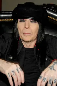 Фото  (Mick Mars)