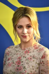 Фото Лілі Рейнхарт (Lili Reinhart)