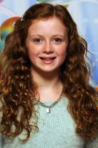 Фото  (Maisie Smith)