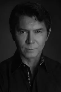 Фото Лу Даймонд Філіпс (Lou Diamond Phillips)