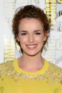 Фото  (Elizabeth Henstridge)