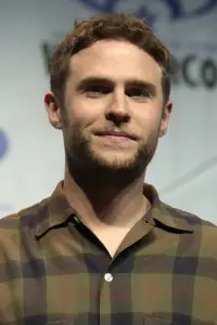 Фото  (Iain De Caestecker)