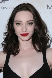 Фото Емма Дюмон (Emma Dumont)