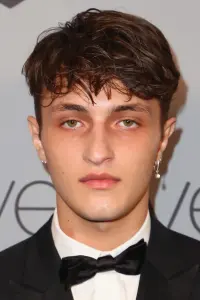 Фото  (Anwar Hadid)