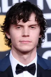 Фото Еван Пітерс (Evan Peters)