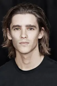 Фото  (Brenton Thwaites)